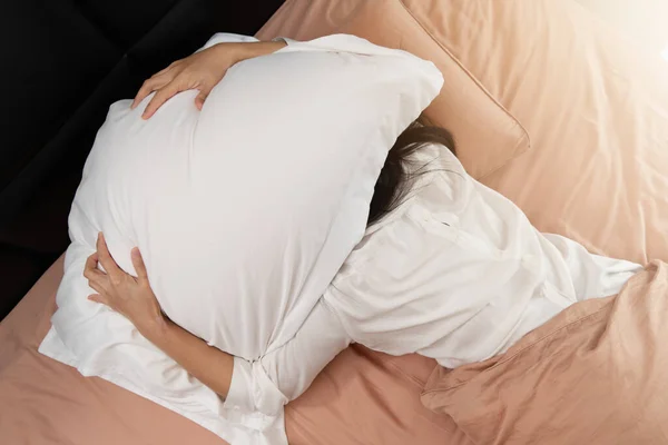 Wanita Mengantuk Bersembunyi Bawah Bantal Benci Bangun Pagi Pagi — Stok Foto