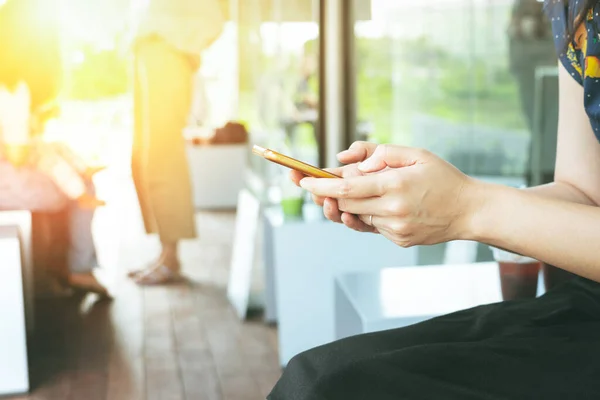 Hand Innehav Smartphone Söka Information Suddig Bakgrund — Stockfoto