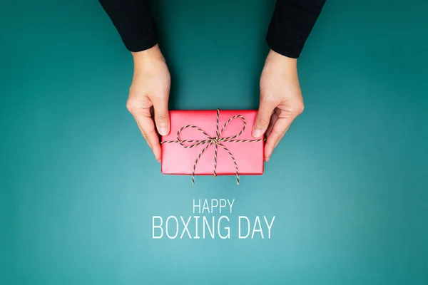 Happy Boxing Day Junge Frau Mit Geschenk Box Angebot Empfänger — Stockfoto