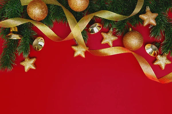 Kerstboom Met Kerstversiering Rode Achtergrond — Stockfoto