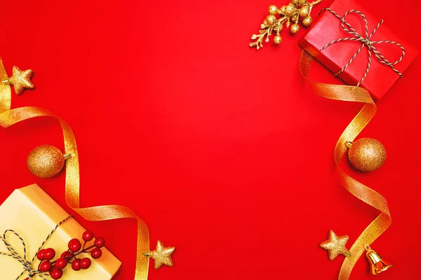 Χριστουγεννιάτικο Δώρο Και Χριστουγεννιάτικη Διακόσμηση Κόκκινο Φόντο — Φωτογραφία Αρχείου