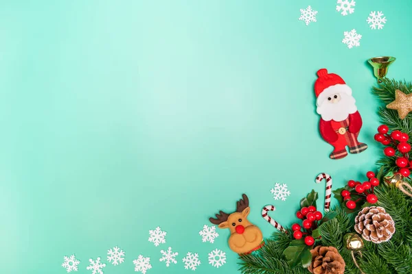 クリスマスの背景概念 緑の背景に赤いギフトボックスとクリスマスの装飾 サンタクロースとトナカイのトップビュー — ストック写真
