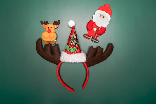 クリスマスの背景概念 緑の背景にクリスマスのギフトボックスと装飾のトップビュー — ストック写真