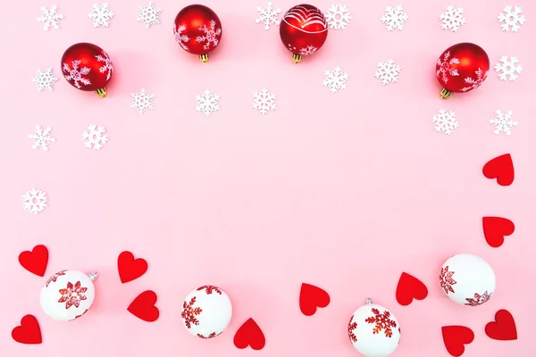 Composición Navideña Bolas Navidad Corazón Rojo Decoraciones Copos Nieve Sobre —  Fotos de Stock