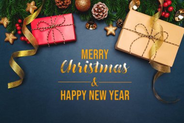 Noel hediyesi ve mavi arka planda Noel süslemesi olan çam ağacı