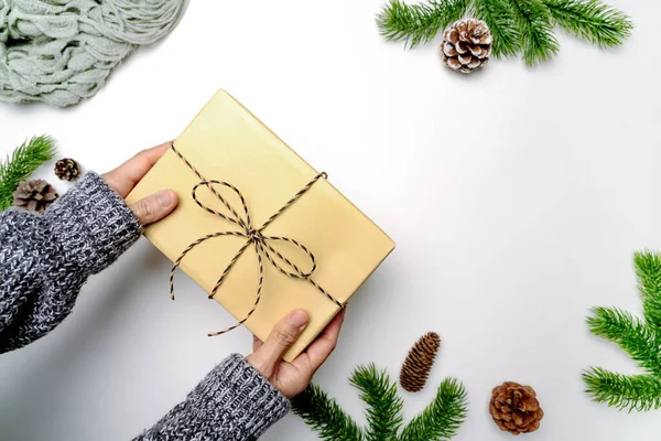 Weihnachtliche Winterkomposition Frau Hand Hält Weihnachtsgeschenkbox Mit Tannenzapfen Tannenzweige Auf — Stockfoto