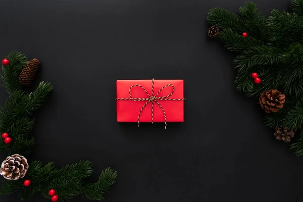 Caja Regalo Navidad Pino Con Decoración Navidad Sobre Fondo Negro — Foto de Stock