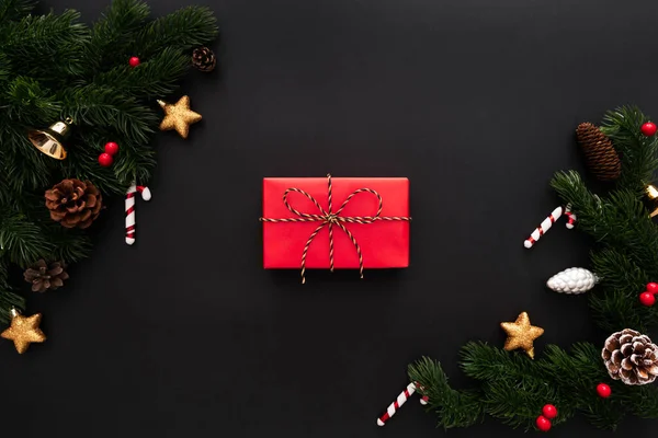 Caja Regalo Navidad Pino Con Decoración Navidad Sobre Fondo Negro — Foto de Stock