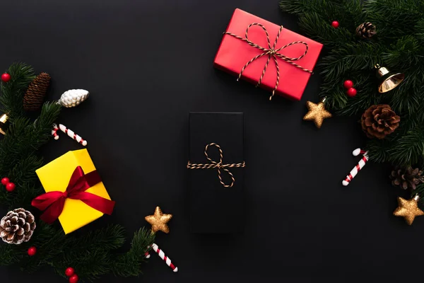 Caixa Presente Natal Árvore Pinho Com Decoração Xmas Fundo Preto — Fotografia de Stock