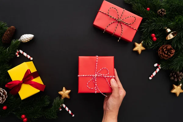 Caja Regalo Navidad Con Pino Decoración Navidad Sobre Fondo Negro — Foto de Stock