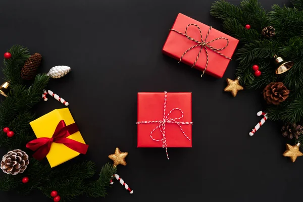 Weihnachtsgeschenkschachtel Und Tanne Mit Weihnachtsdekoration Auf Schwarzem Hintergrund — Stockfoto