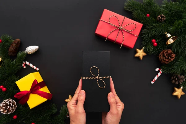 Caja Regalo Navidad Con Pino Decoración Navidad Sobre Fondo Negro — Foto de Stock