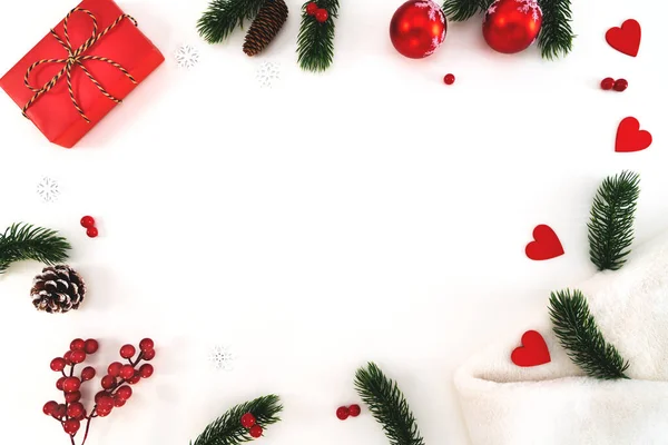 Weihnachtskomposition Weihnachtsgeschenk Tannendecke Tannenzapfen Tannenzweige Auf Weißem Hintergrund Flache Lage — Stockfoto