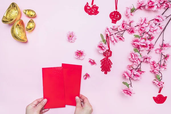 Plano Laico Chino Lunar Nuevo Año Mano Ofreciendo Sobre Rojo — Foto de Stock