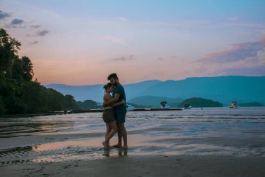 Adadaki kumsalda bir çift.