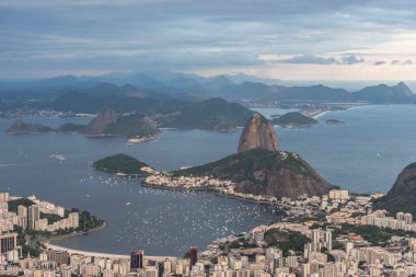 Sugar Loaf Dağı 'nın ve şehrin kurtarıcı heykeli İsa' nın güzel manzarası, Tijuca Ormanı, Rio de Janeiro, Brezilya