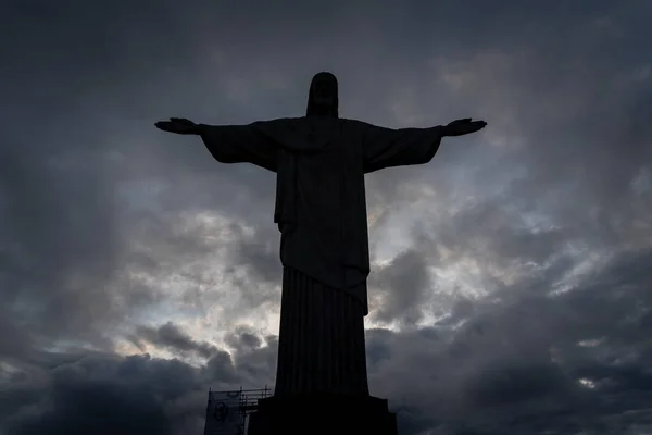 Темный Силуэт Статуи Христа Искупителя Заходящими Облаками Лес Тижука Рио — стоковое фото
