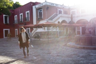 Genç Meksikalı adam güneş gözlüğü kazandı. Eski bir kafeyi keşfetti.