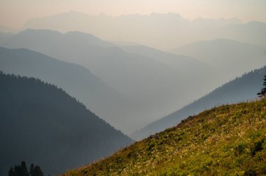 Dağları ve bulutları olan güzel bir manzara