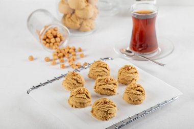 Masadaki lezzetli yiyeceklerin yakın plan çekimi.