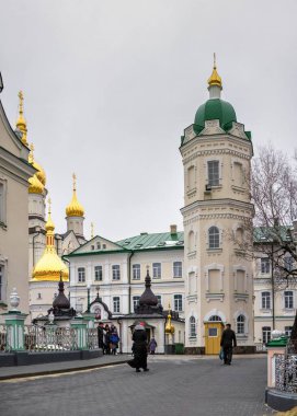 Pochaev, Ukrayna 01.04.2020. Kutsal Koğuş Pochaev Lavra, Ukrayna, Pochaiv 'de, kasvetli bir kış sabahı Ortodoks Noel' inden önce