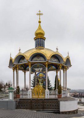 Pochaev, Ukrayna 01.04.2020. Kutsal Koğuş Pochaev Lavra, Ukrayna, Pochaiv 'de, kasvetli bir kış sabahı Ortodoks Noel' inden önce