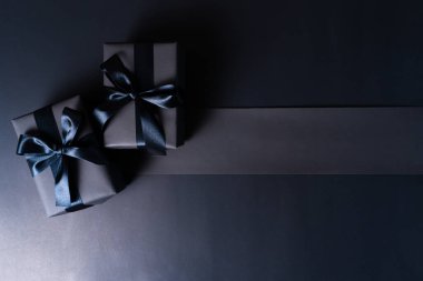 Kara Cuma indirimi, online alışveriş için kara hediye kutusu.