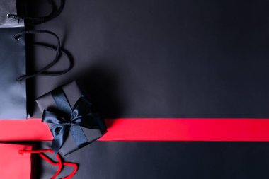 Kara Cuma indirimi, siyah hediye kutusu ve online alışveriş torbası.