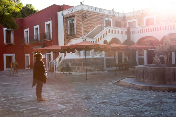 Молодой Мексиканец Выигрывает Солнцезащитные Очки Исследуйте Старый Город Винтажным Кафе — стоковое фото