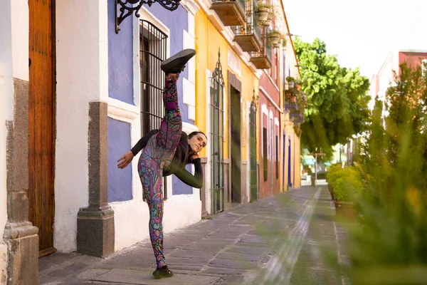 Młoda Meksykańska Kobieta Ćwiczy Ulicy — Zdjęcie stockowe