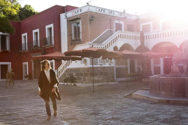 Młody Meksykański Człowiek Wygrać Okulary Przeciwsłoneczne Zwiedzanie Starego Miasta Kawiarni — Zdjęcie stockowe