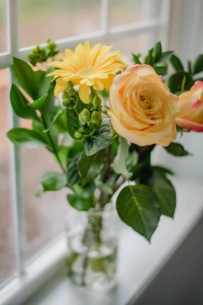 窗户后边花瓶里的一束美丽的玫瑰 — 图库照片