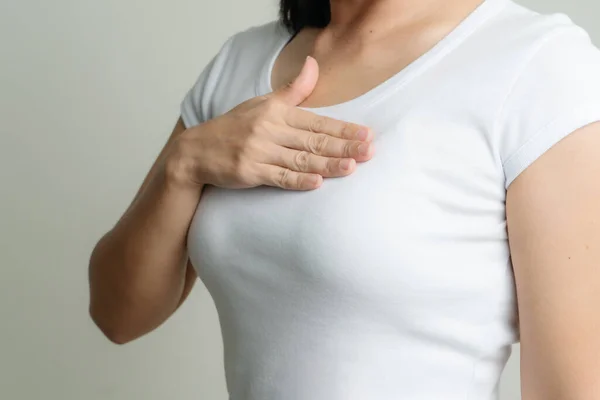 Kvinna Hand Vidrör Bröstet För Att Stödja Bröstcancer Orsaka Begreppet — Stockfoto