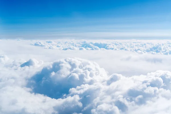 蓝色的天际线和云彩景观 俯瞰着飞机的窗户 — 图库照片