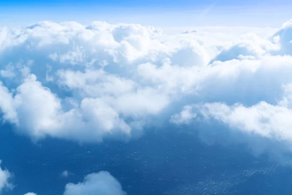蓝色的天际线和云彩景观 俯瞰着飞机的窗户 — 图库照片
