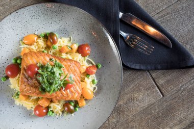 Masadaki lezzetli yiyeceklerin yakın plan çekimi.