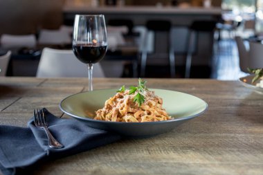 Masadaki lezzetli yiyeceklerin yakın plan çekimi.