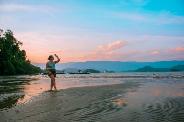 Tropik plajda güzel bir Taylandlı kadın