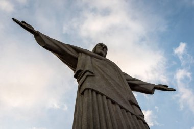 Kurtarıcı İsa 'nın güzel manzarası öğleden sonra bulutları altında, Tijuca Ormanı, Rio de Janeiro, Brezilya