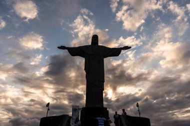 Günbatımı bulutlarının altında Kurtarıcı İsa 'nın güzel manzarası, Tijuca Ormanı, Rio de Janeiro, Brezilya