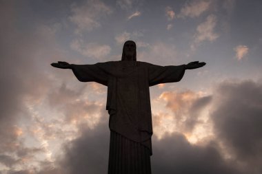 Günbatımı bulutlarının altında Kurtarıcı İsa 'nın güzel manzarası, Tijuca Ormanı, Rio de Janeiro, Brezilya