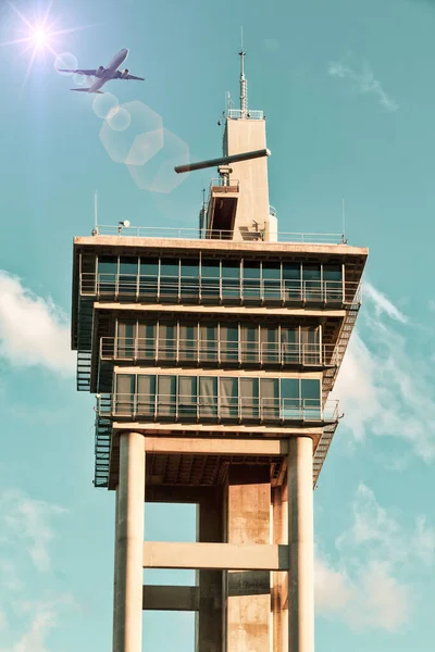Avião Sobrevoando Uma Torre Controle — Fotografia de Stock