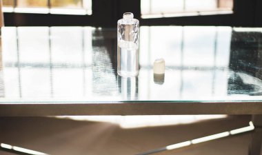 Bir bardak suya yaklaş.