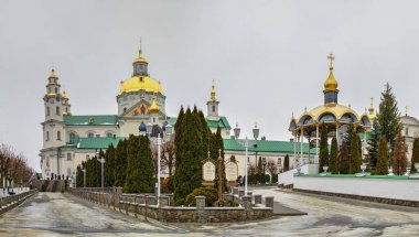 Pochaev, Ukrayna 01.04.2020. Kutsal Koğuş Pochaev Lavra, Ukrayna, Pochaiv 'de, kasvetli bir kış sabahı Ortodoks Noel' inden önce