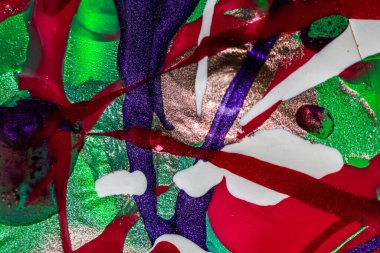 Su yüzeyinde yağ damlaları ve dalgaları olan soyut renkli arkaplan. Soyut arkaplan kavramı