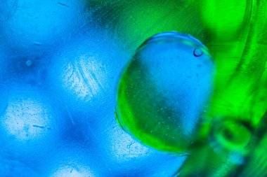 Su yüzeyinde yağ damlaları ve dalgaları olan soyut renkli arkaplan. Soyut arkaplan kavramı