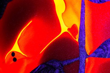 Su yüzeyinde yağ damlaları ve dalgaları olan soyut renkli arkaplan. Soyut arkaplan kavramı