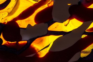 Su yüzeyinde yağ damlaları ve dalgaları olan soyut renkli arkaplan. Soyut arkaplan kavramı