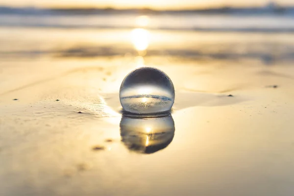沙滩上的玻璃球禅修瑜伽概念 — 图库照片