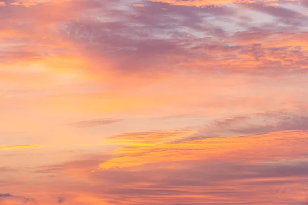 Pomarańczowy Zachód Słońca Niebo Tło Chmurami — Zdjęcie stockowe
